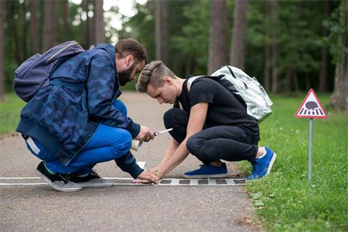 立陶宛两男生为小动物设迷你路标