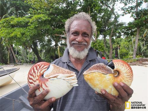 团队领导Peter也是恩德洛瓦岛的生物保护主管，他左手拿着鹦鹉螺，右手拿着异鹦鹉螺。 摄影：Peter Ward